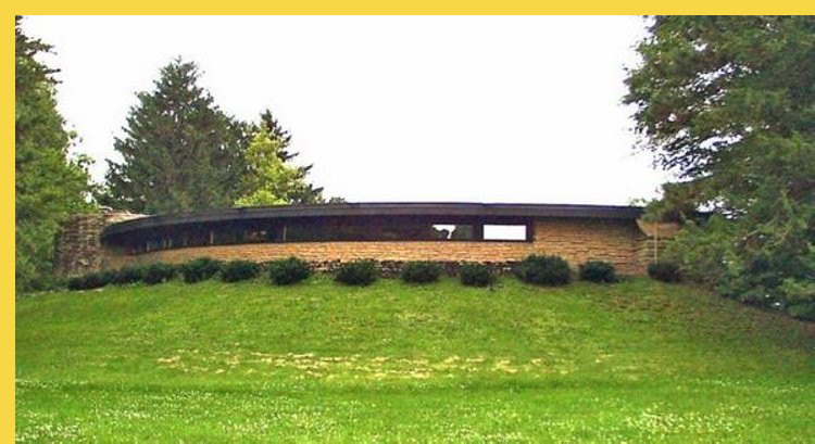 bioclimatique fluidite des espaces Solar Hemicycle de Jacobs à Middleton par Wright en 1948 : vue depuis le Nord, seul un bandeau de fenêtres dépasse du remblai