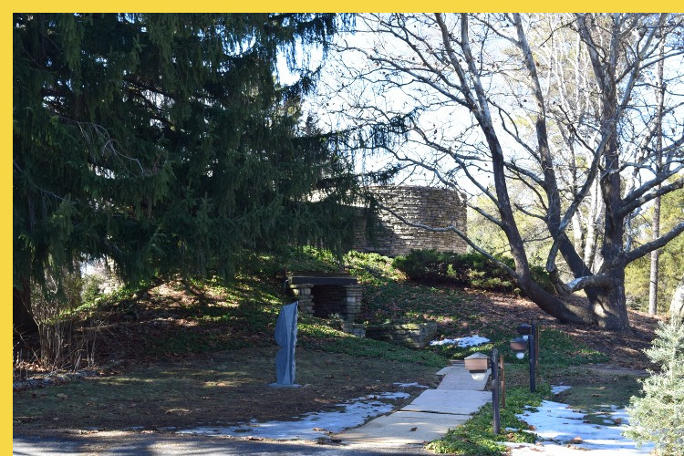 bioclimatique fluidite des espaces Solar Hemicycle de Jacobs à Middleton par Wright en 1948 : accès depuis le Nord-Est par un tunnel sous le remblai