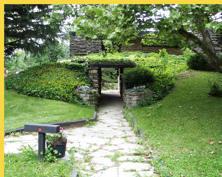 bioclimatique fluidite des espaces Solar Hemicycle de Jacobs à Middleton par Wright en 1948 : accès depuis le Nord-Est par un tunnel sous le remblai