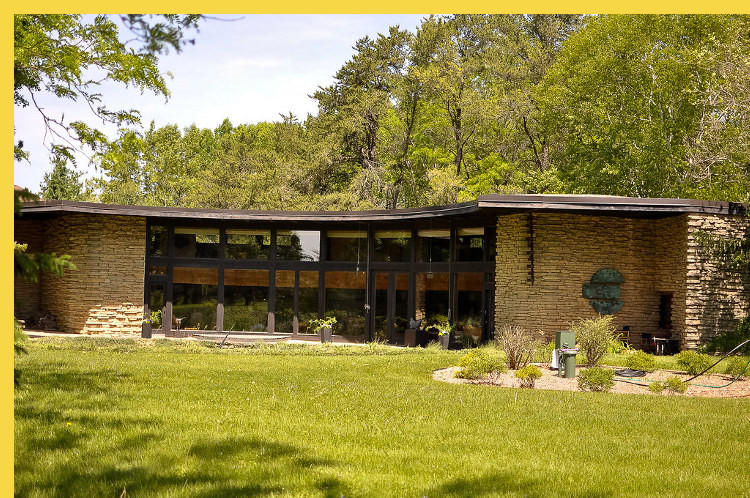 bioclimatique fluidite des espaces Solar Hemicycle de Jacobs à Middleton par Wright en 1948 : la façade principale vue depuis le Sud