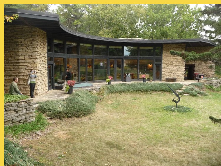 bioclimatique fluidite des espaces Solar Hemicycle de Jacobs à Middleton par Wright en 1948 : la façade principale vue depuis le Sud-Ouest