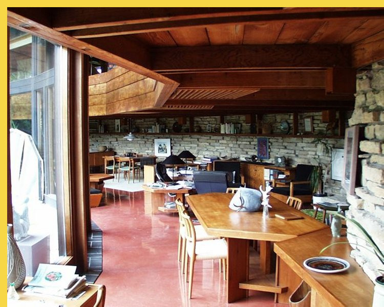 bioclimatique fluidite des espaces Solar Hemicycle Jacobs House à Middleton par Wright en 1948 : séjour en fin d'après-midi d'hiver