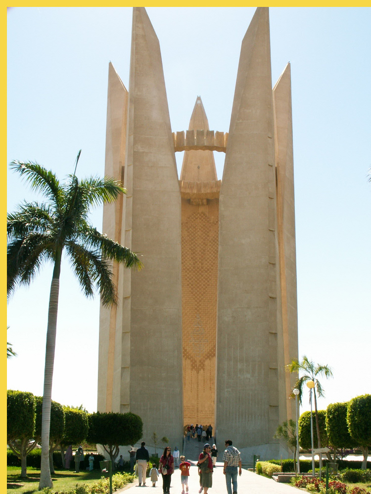 architecture laique - Assouan - Grand Barrage Nasser - 1960-1970 + Nasser Monument of Russian friendship - Fleur de Lotus - 1971 : vue générale du monument-sculpture évoquant un alternateur générateur d'électricité