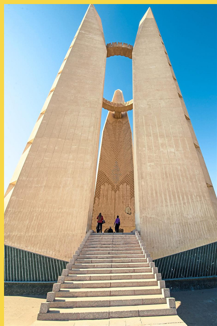 Assouan - Grand Barrage Nasser - 1960-1970 + Nasser Monument of Russian friendship - Fleur de Lotus - 1971 : vue rapprochée