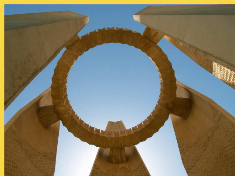 Assouan Nasser Monument of Russian friendship - Fleur de Lotus - 1971 : vue intérieure - allégorie du rotor circulaire à l'intérieur des éléments fixes du stator