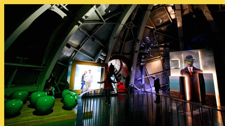 Bruxelles - Atomium par Waterkeyn + Polak - 1958 - h=102m : à l'intérieur de l'une des 9 sphères représentant un atome de fer