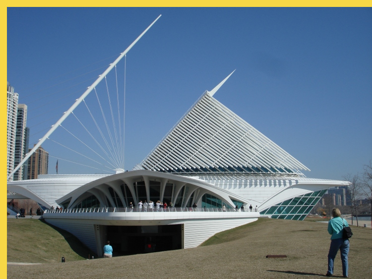 Milwaukee - Milwaukee Art Museum par Santiago Calatrava - 2001 : vue latérale, ailes de protection solaire repliées