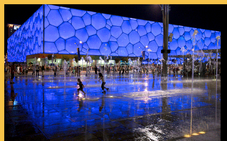 architecture laique - Pékin-Beijing - National Aquatics Center - Water Cube par PTW + Arup - 2008 : la peau d'isolation thermique du Cube d'Eau de la piscine olympique est gonflée en surpression : elle évoque le jeu de bulles de savon