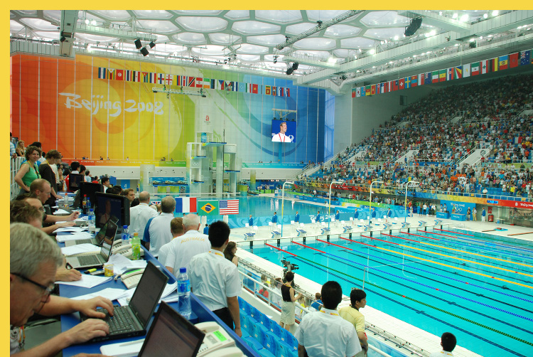 architecture laique - Pékin-Beijing - National Aquatics Center - Water Cube par PTW + Arup - 2008 : les différents basssins de la piscine et ses gradins, sous le plafond translucide de bulles