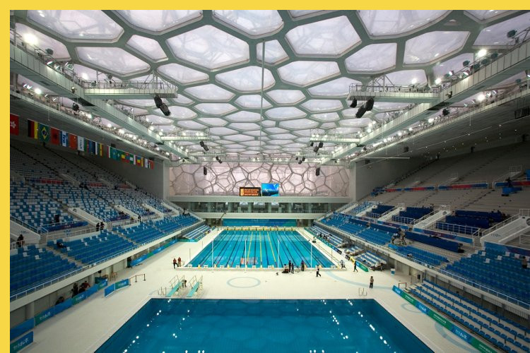 architecture laique - Pékin-Beijing - National Aquatics Center - Water Cube par PTW + Arup - 2008 : vue depuis le plongeoir, les différents basssins de la piscine et ses gradins, sous le plafond translucide de bulles
