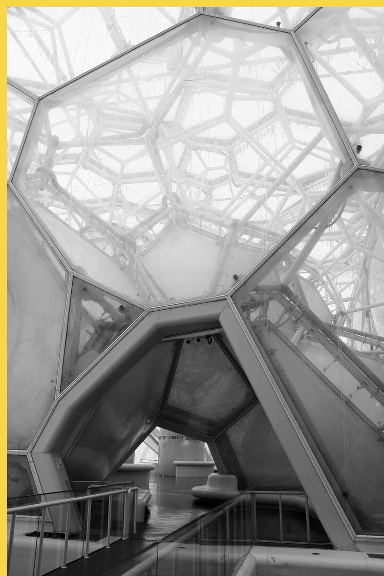 architecture laique - Pékin-Beijing - National Aquatics Center - Water Cube par PTW + Arup - 2008 : détail d'un passage sous la peau multicouches des bulles gonflées en surpression qui assurent l'isoslation thermique de l'ensemble tout en laissant passer la lumière