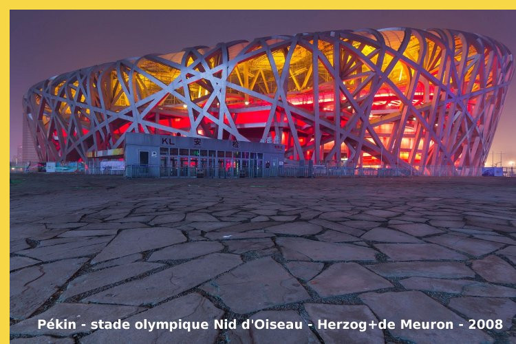 architecture laique - Pékin-Beijing - Stade Olympique Nid d'Oiseau par Herzog + de Meuron - 2008 : vue d'ensemble de nuit, faisant percevoir les gradins (sous-face en rouge) et leurs accès