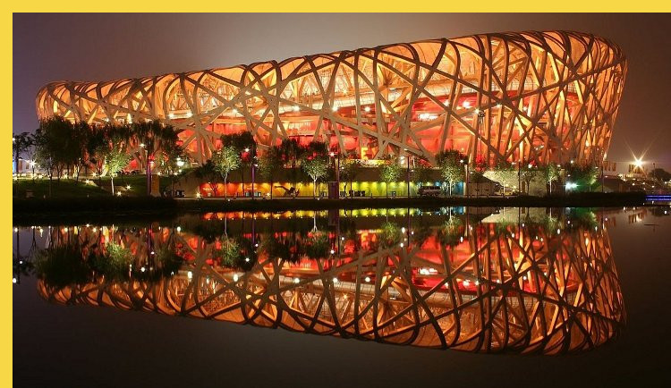 architecture laique - Pékin-Beijing - Stade Olympique Nid d'Oiseau par Herzog + de Meuron - 2008 : reflet dans l'eau de la vue d'ensemble de nuit