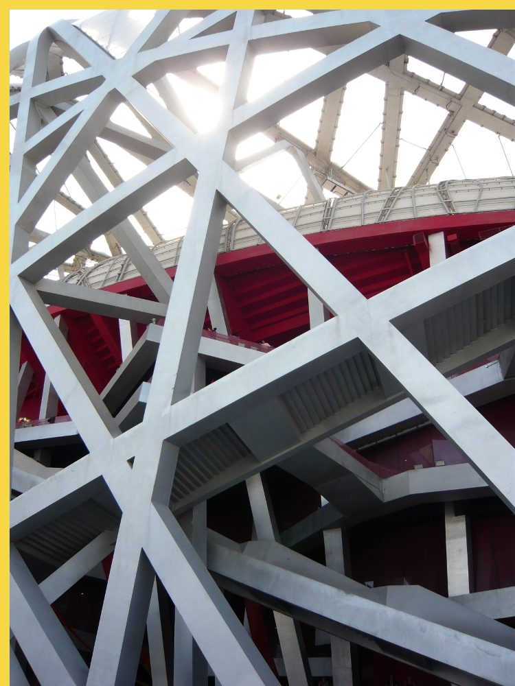 Pékin-Beijing - Stade Olympique Nid d'Oiseau par Herzog + de Meuron - 2008 : détail (colossal) d'une coursive d'accès aux gradins (sous-face en rouge) dans la double-paroi du nid d'oiseau