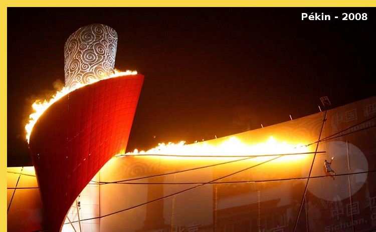 Pékin-Beijing - Stade Olympique Nid d'Oiseau par Herzog + de Meuron - 2008 : la flamme olympique lors de la cérémonie d'ouverture des Jeux