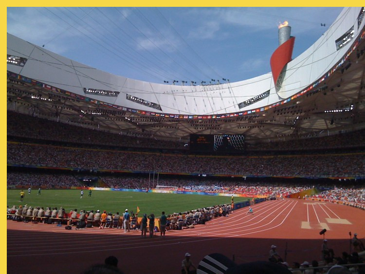 Pékin-Beijing - Stade Olympique Nid d'Oiseau par Herzog + de Meuron - 2008 : les pistes du stade sous la flamme olympique