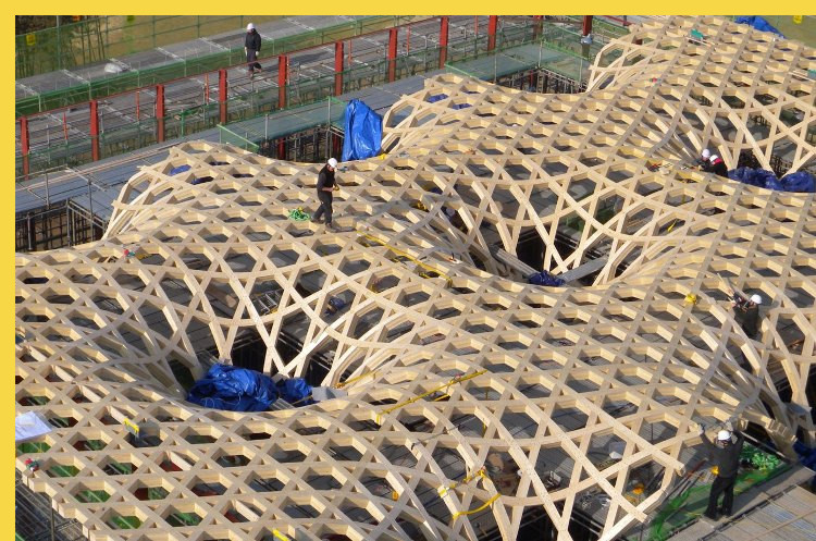 S-Korea - Nine Bridges Country Club par Shigeru Ban - 2009 : lors du chantier de construction de la structure en bois courbes