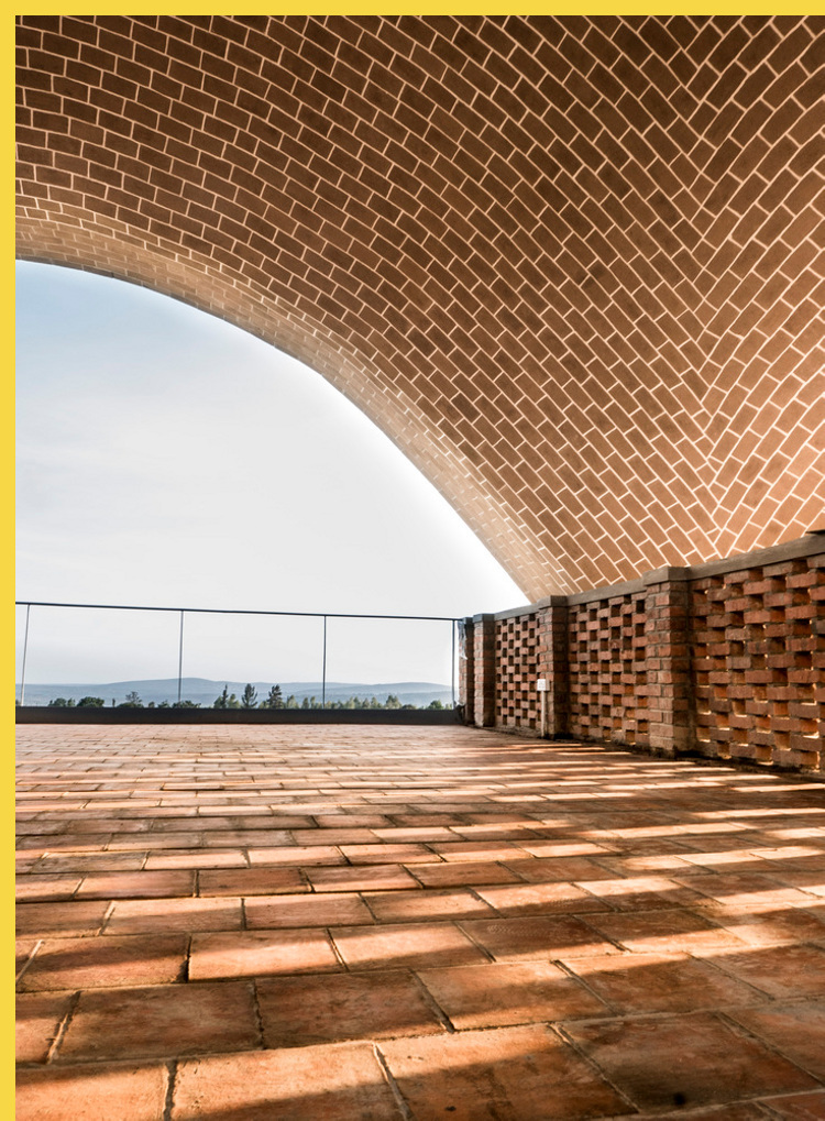 architecture laique - Rwandan Cricket Stadium par Light Earth Designs + Larsen - 2017 : en mezzanine sous l'une des coupoles de brique