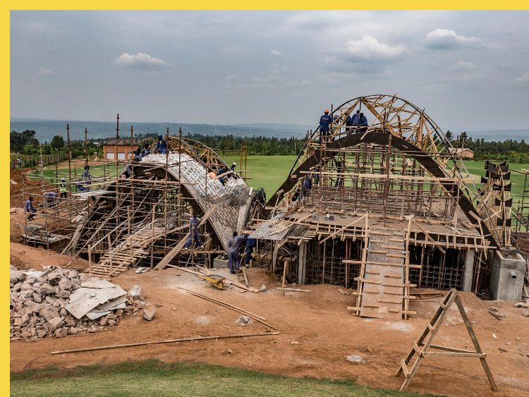 Rwandan Cricket Stadium par Light Earth Designs + Larsen - 2017 : construction à la main et au plâtre, très artisanale, des structures de brique en voûtes catalanes destinées à être couvertes de pierres et finalement naturellement végétalisées