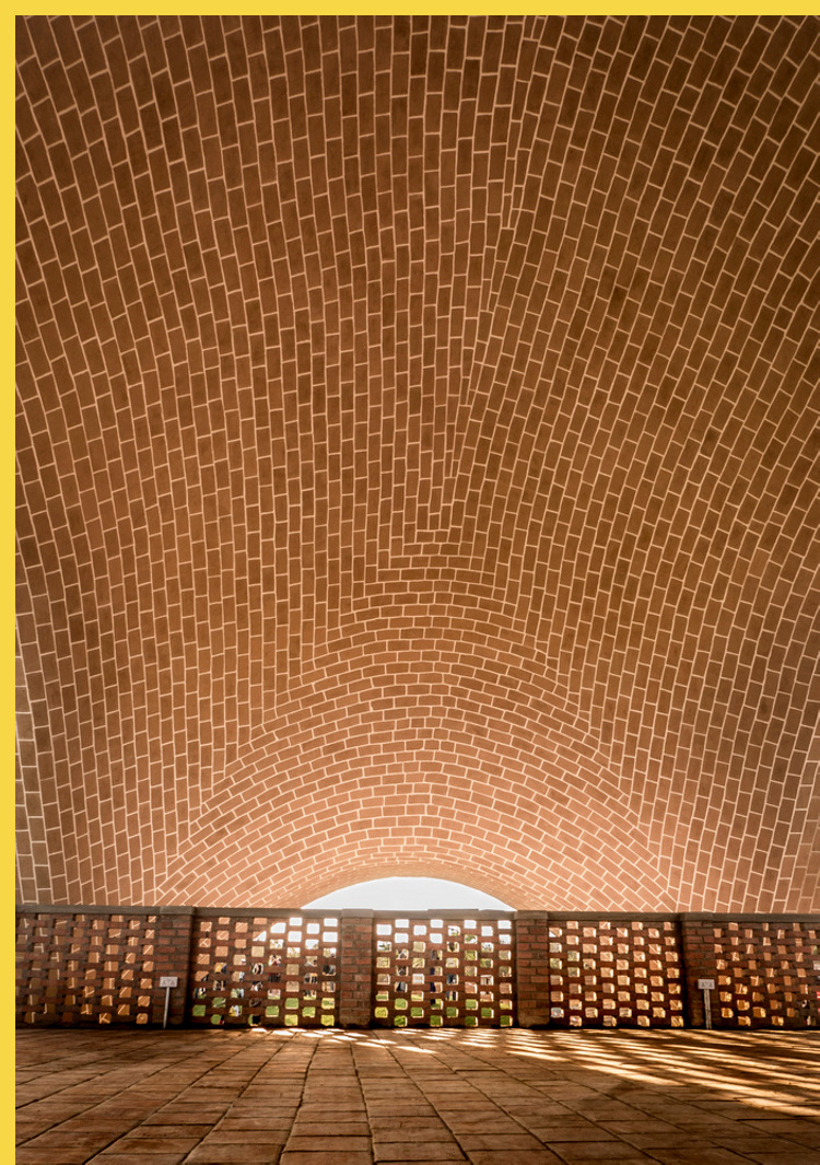 architecture laique - Rwandan Cricket Stadium par Light Earth Designs + Larsen - 2017 : en mezzanine sous l'une des coupoles de briques catalanes