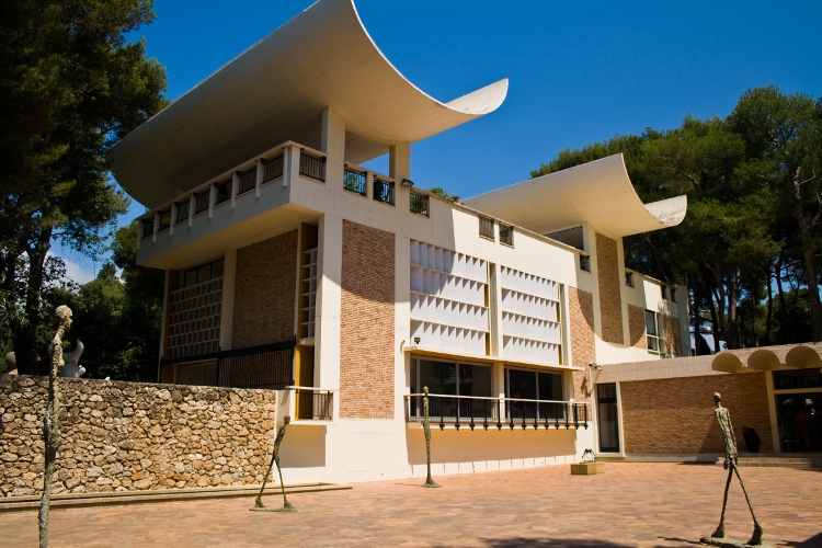1964 Fondation Maeght à St-Paul-de-Vence par Jose Lluis Sert