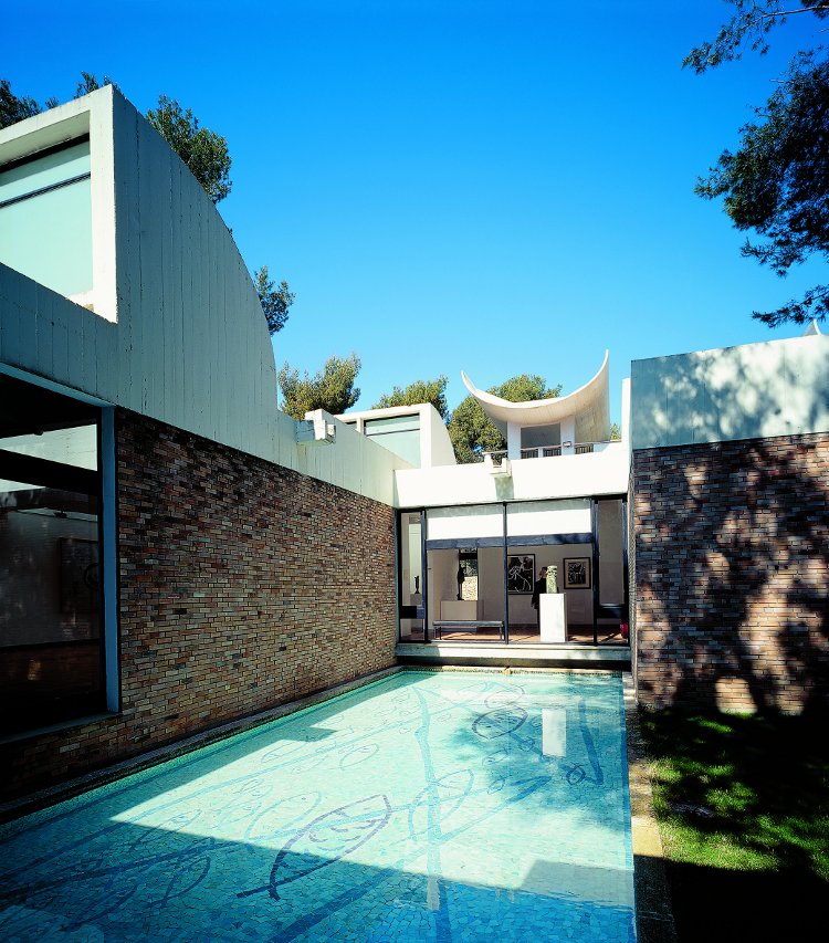 1964 Fondation Maeght à St-Paul-de-Vence par Jose Lluis Sert