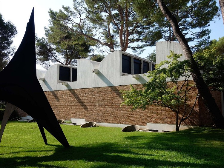 1964 Fondation Maeght à St-Paul-de-Vence par Jose Lluis Sert