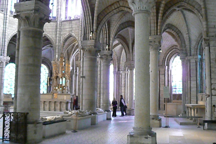 abbatiale Saint-Denis de Saint-Denis (93) les espaces très lumineux du choeur consacré par l'abbé Suger en 1144