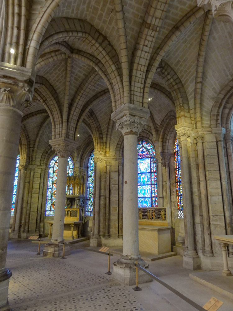 abbatiale Saint-Denis de Saint-Denis (93) les espaces très lumineux du choeur dédicacé par l'abbé Suger en 1144