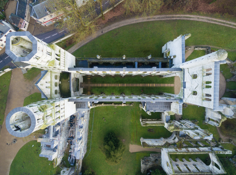 abbatiale Notre-Dame  de Jumièges (76) vue aérienne de la nef, photo Quadcopter