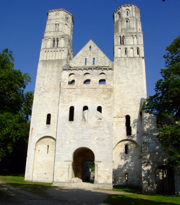 abbatiale Notre-Dame de Jumièges (76) repris par l'abbé Thierry à partir de 1014, le bloc de façade occidental de tradition carolingienne est encadré par deux tours hautes de 46m