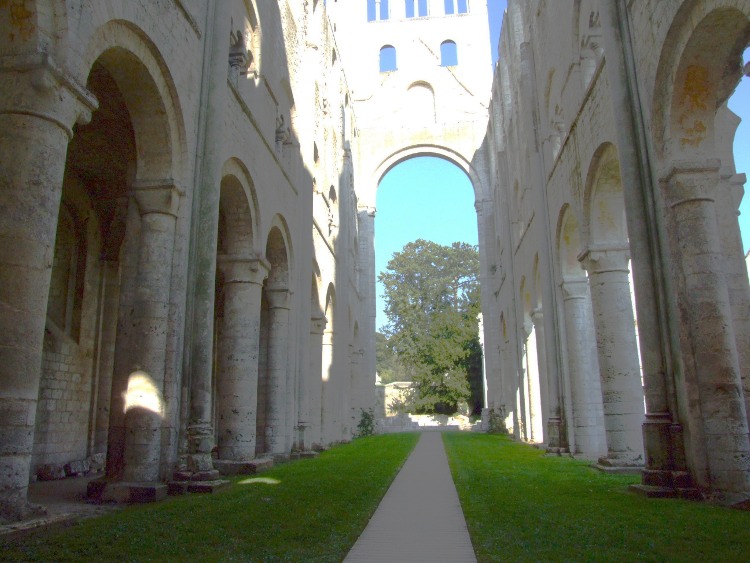 abbatiale Notre-Dame de Jumièges (76) reprise par l'abbé Thierry à partir de 1014 sur les vestiges de la nef carolingienne, la nef romane est portée à 25m de hauteur sur trois niveaux d'élévation
