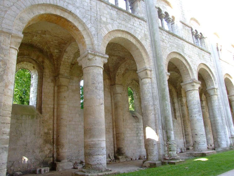 abbatiale Notre-Dame de Jumièges (76) reprise par l'abbé Thierry à partir de 1014 sur les vestiges de la nef carolingienne, la nef romane est portée à 25m de hauteur sur trois niveaux d'élévation