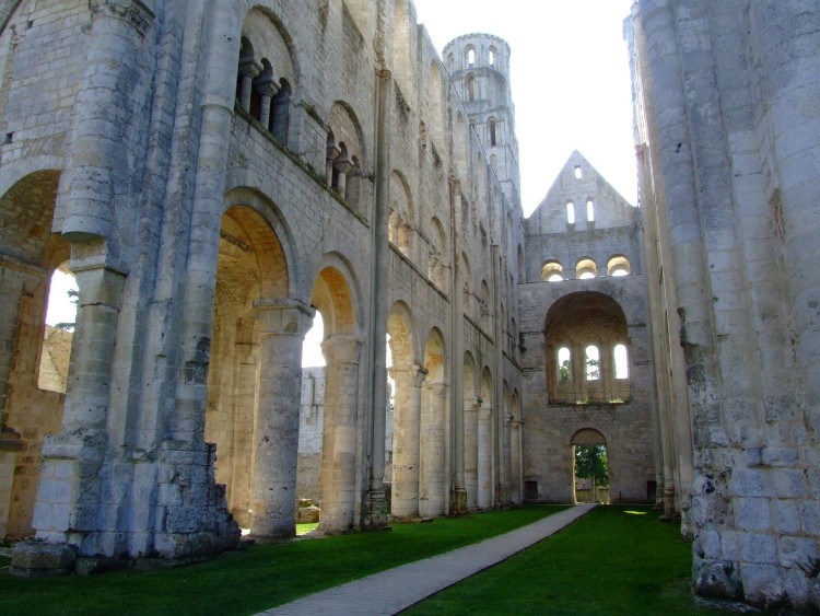 abbatiale Notre-Dame de Jumièges (76) la nef autrefois charpentée et le revers de façade de l'abbé Thierry entre 1014 et 1028