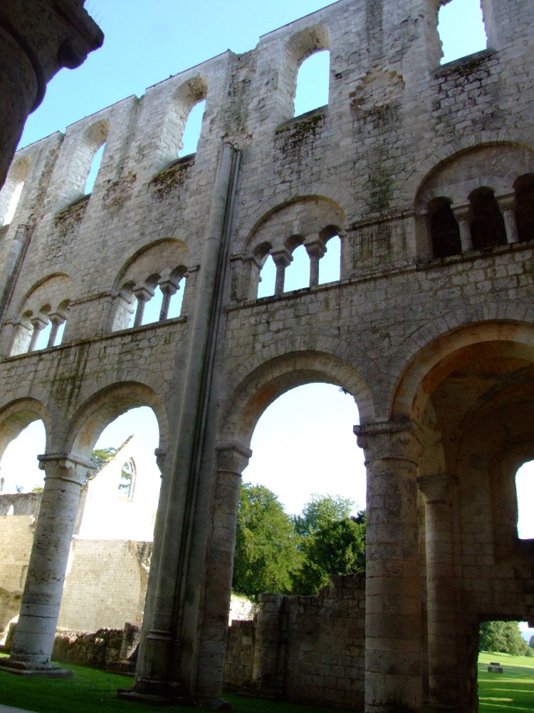 abbatiale Notre-Dame de Jumièges (76) les trois niveaux de la façade intérieure de la nef de l'abbé Thierry, de 1014 à 1028