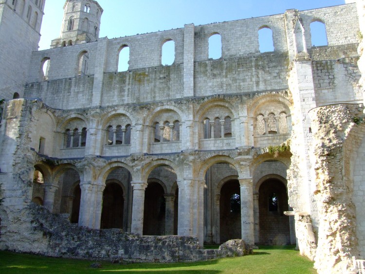 abbatiale Notre-Dame de Jumièges (76) élévation extérieure du mur sud de la nef, montrant l'arrachement des bas-côtés et des tribunes voûtées d'arêtes