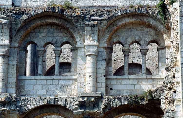 abbatiale Notre-Dame de Jumièges (76) l'arrachement des vûtes d'arêtes des bas-côtés et des tribunes côté sud, photo Philippe Gavet