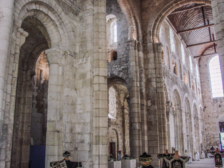 abbatiale Notre-Dame de Bernay (27) la croisée et la nef construites par Guillaume de Volpiano de 1017 à 1031 et poursuivies par Vital de Creuilly à partir de 1066