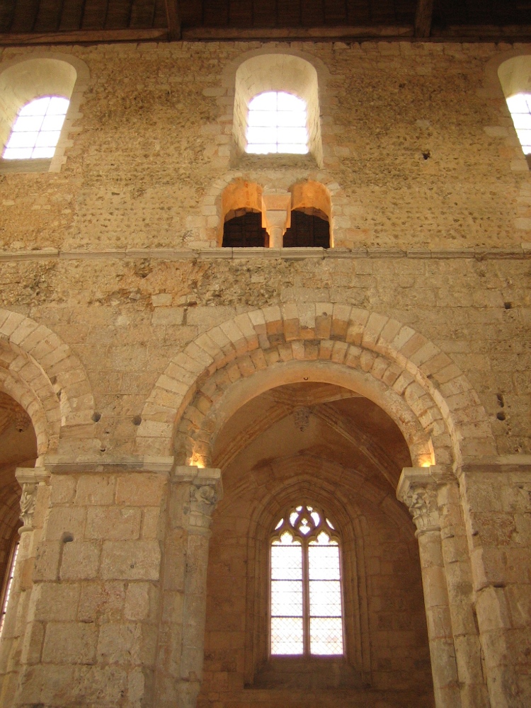 abbatiale Notre-Dame de Bernay (27) la nef construite par Guillaume de Volpiano de 1017 à 1031 et poursuivie par Vital de Creuilly à partir de 1066
