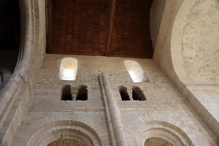 abbatiale Notre-Dame de Bernay (27) le mur nord des deux travées de choeur construites par Guillaume de Volpiano de 1017 à 1031 et poursuivies par Vital de Creuilly à partir de 1066