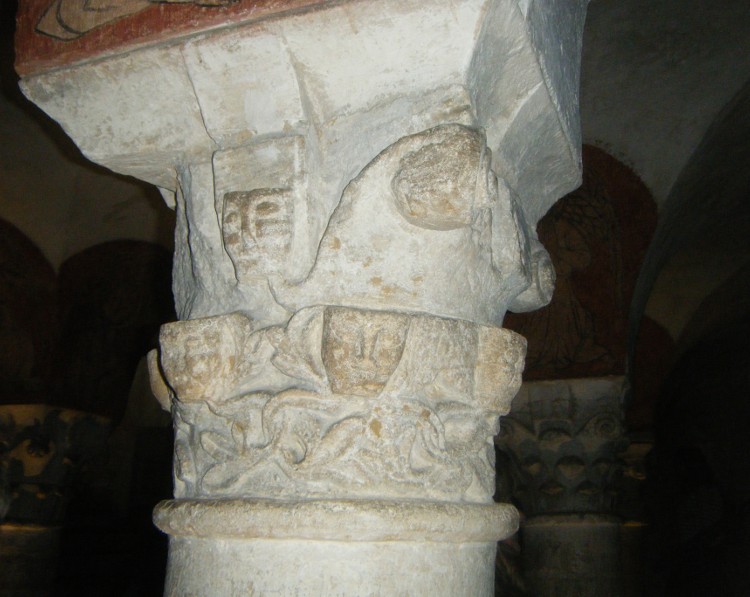Bayeux - cathédrale Notre-Dame, crypte de Hugues II de Bayeux entre 1030 et 1050 - chapiteau