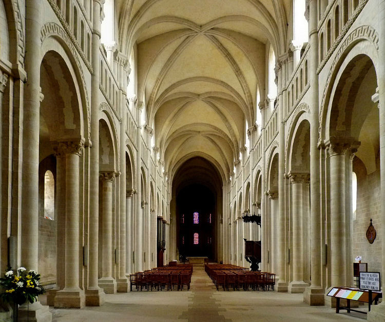 abbatiale Sainte-Trinité à Caen (14) vue générale de la nef initialement charpentée, aujourd'hui voûtée de voûtes d'arêtes sexpartites archaïques
