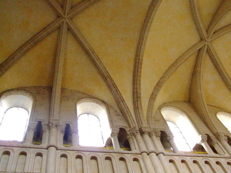 abbatiale Sainte-Trinité à Caen (14) sous la charpente de la nef, les voûtes d'arêtes sexpartites archaïques ont fait modifier le rythme des supports au niveau des fenêtres hautes. L'ogive transversale ne porte qu'un simple voile et non pas les surfaces concaves des voûtains