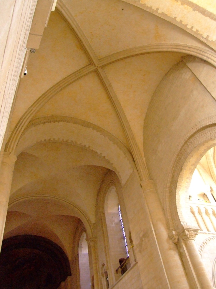 abbatiale Sainte-Trinité à Caen (14) après la croisée de transept voûtée d'ogives, le choeur consacré en 1066 est couvert de simples voûtes d'arêtes