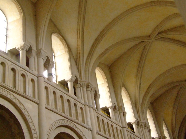 abbatiale Sainte-Trinité à Caen (14) les voûtes d'arêtes sexpartites archaïques. L'ogive transversale ne porte qu'un simple voile et non pas les surfaces concaves des voûtains