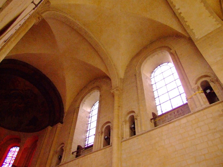 abbatiale Sainte-Trinité à Caen (14) après la croisée de transept voûtée d'ogives, le choeur consacré en 1066 est couvert de simples voûtes d'arêtes