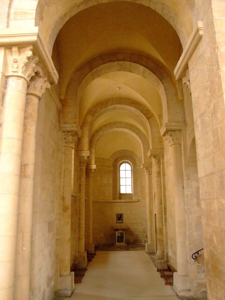 abbatiale Sainte-Trinité à Caen (14) la chapelle de l'absidiole nord consacrée en 1066 est couverte de simples voûtes d'arêtes