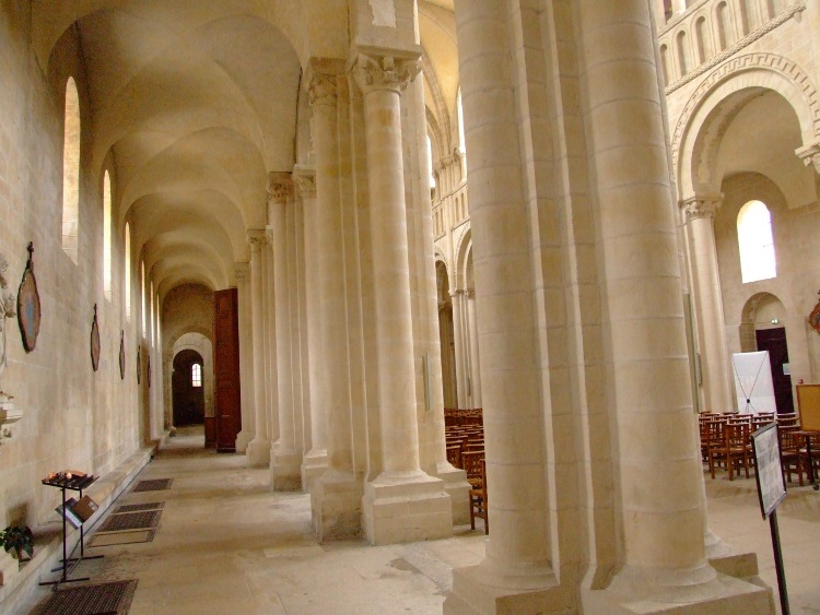 abbatiale Sainte-Trinité à Caen (14) le bas-côté nord consacré en 1066 est couvert de simples voûtes d'arêtes reposant sur le mur de Richard III à gauche et les piles de Mathilde à droite