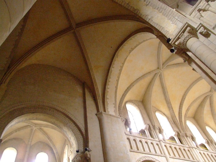 abbatiale Sainte-Trinité à Caen (14) le transept sud à gauche et la nef à droite, desservies par la croisée de transept