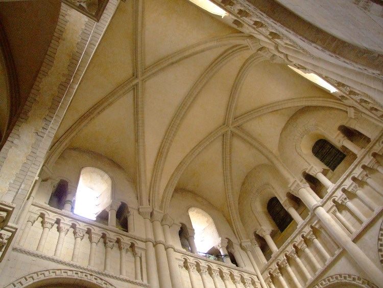 abbatiale Sainte-Trinité à Caen (14) le transept sud est voûtés sur croisées d'ogives quadripartites et cinquapartites plus abouties que celles de la nef, semblables à celles de Saint-Etienne